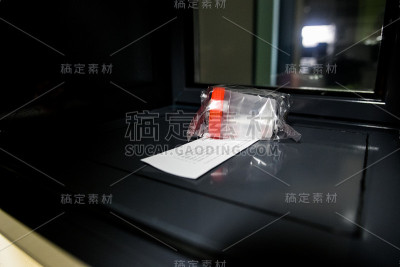 精子和尿液样本在专门的试管中检查。在临床实验室的背景与血液样本管