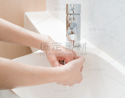 亚洲妇女的手正在用纸巾擦干