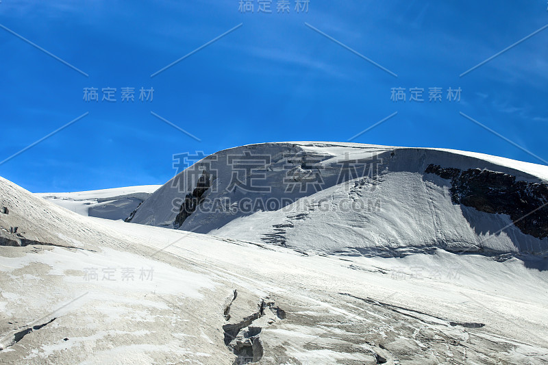 在Val D'Aosta，意大利的高原罗莎。它是位于阿尔卑斯奔宁山脉的瑞士瓦莱州的一处冰川，就在意大