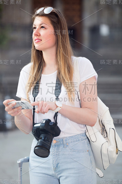 金发游客正在电话里看路