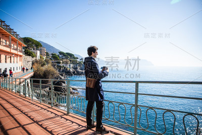 海边探险的人