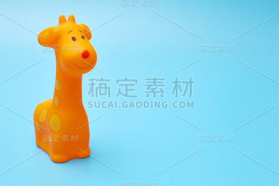 儿童橡胶橙色玩具，蓝色背景，有拷贝空间