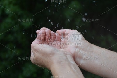 水在手中滴下来