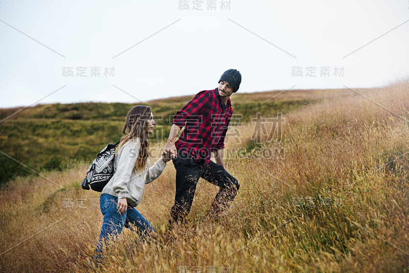 手牵手的人一起走山登山概念