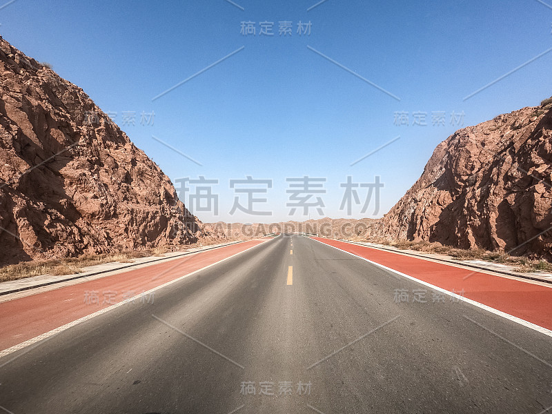 中国西北部的沙漠道路