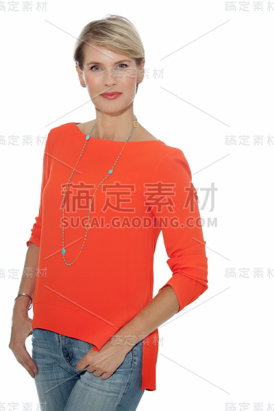 穿着橙色衬衫的优雅女人
