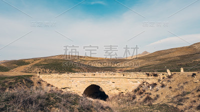 干涸的河上有一座古老的石桥