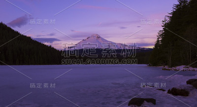 冬天在延龄湖的胡德山