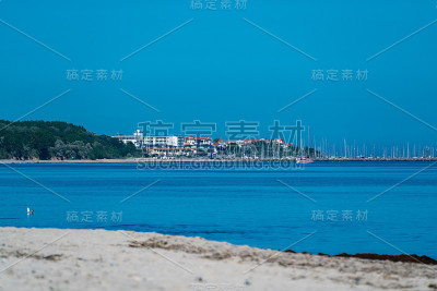 隔海望去，是魁隆出生的村庄和海港