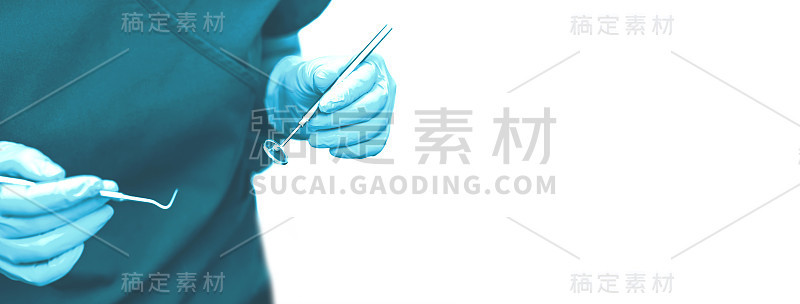 在牙科诊所的办公室里。医生手持无菌手套检查牙齿。