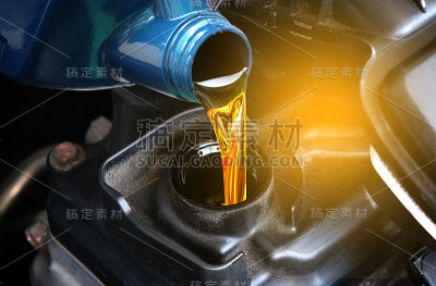 为发动机、汽车变速器和维修齿轮加油和注入油质。能源燃料概念。