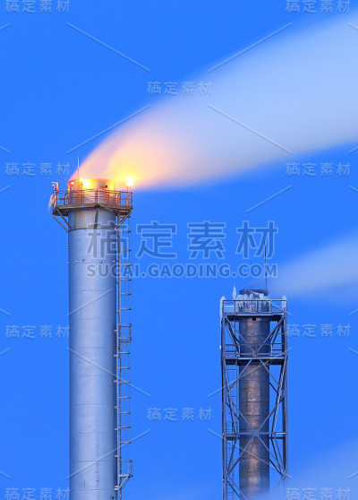 晚上的烟囱煤气锅炉