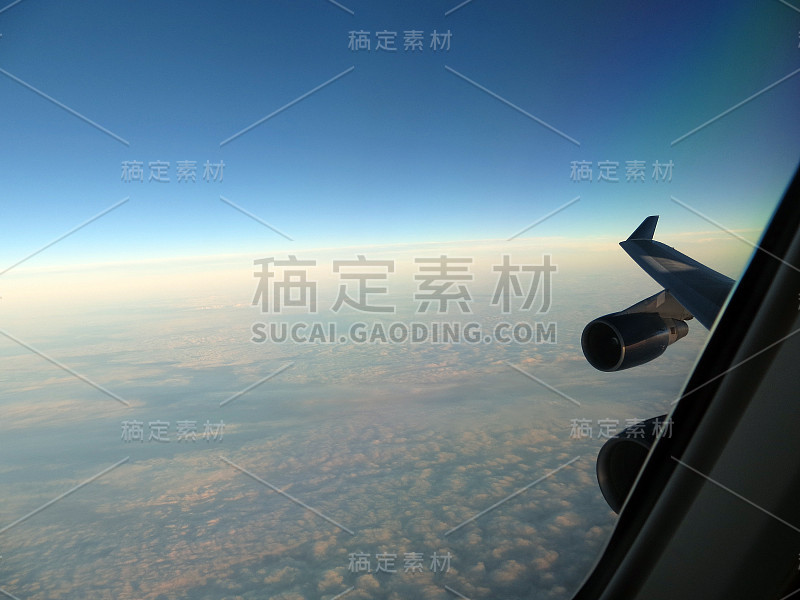 一架747-400在飞行中的机翼天空视图