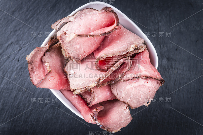 Roastbeef(切片;选择性聚焦)在一块石板上