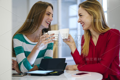 欢天喜地的同事们庆祝商业共同项目的成功，在舒适的地方喝茶，迷人的女性闺蜜们在咖啡馆的休息时间一起玩乐