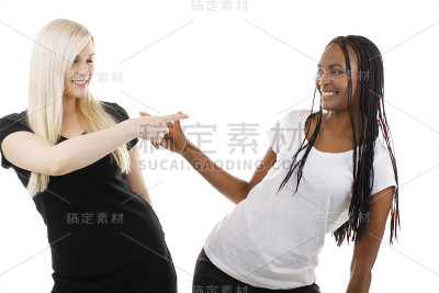 非洲和欧洲的女人互相指着对方