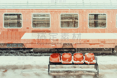 冬天，冰冻的火车车厢上的雪