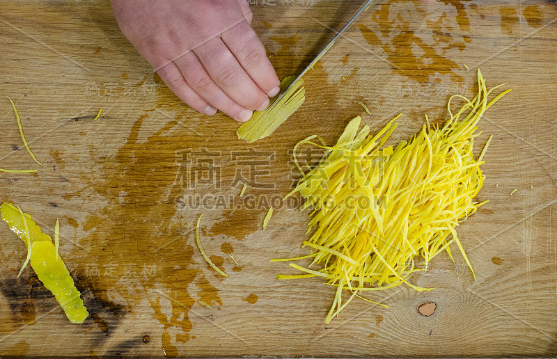 厨师在毛料切菜板上切柠檬