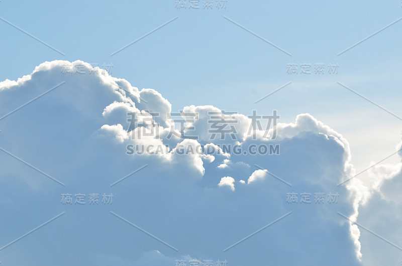 经典的cloudscape。蓝色的天空，点缀着白云