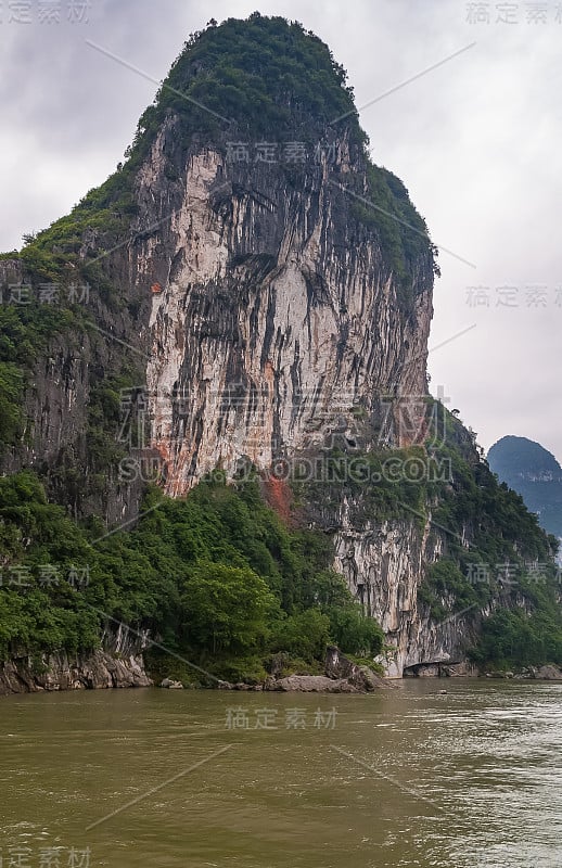 中国桂林，沿漓江有悬崖的喀斯特山。