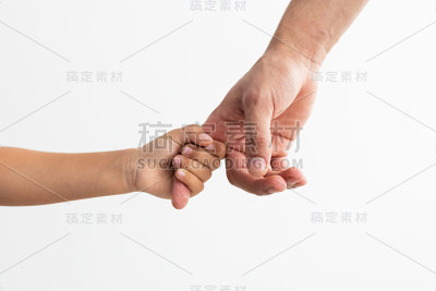 父亲和女儿牵着手的特写