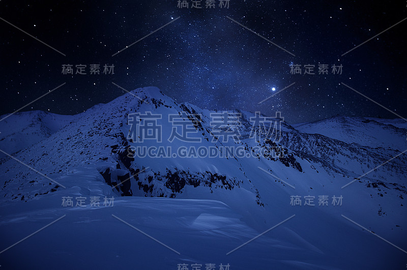 山上冬天的星空。徒步登山。