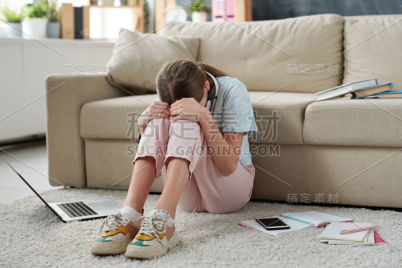 疲惫的少年在客厅哭泣