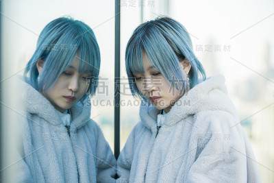 年轻女人和她的倒影