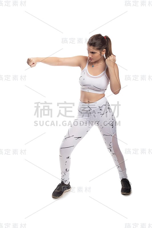 运动女性在战斗姿态出拳