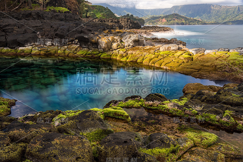 在考艾岛北岸被称为皇后浴池的长曝光图像