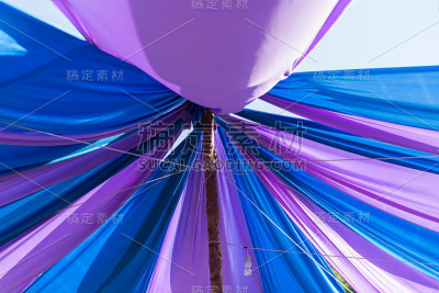 明亮的树叶在天空的背景