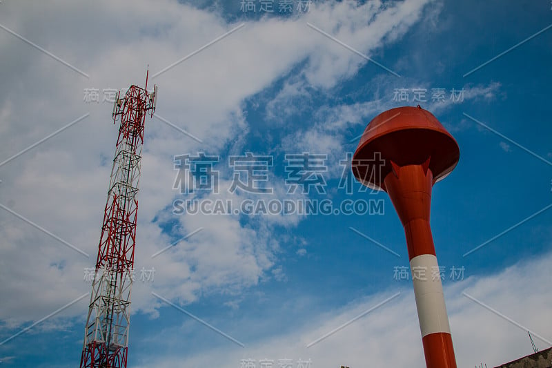 红白钢质水箱，天空为背景