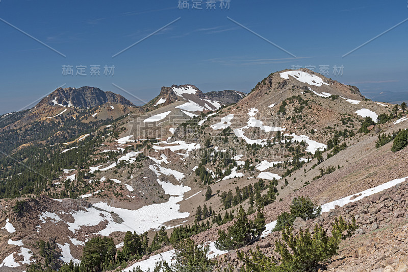 火山景观上的火山姐妹