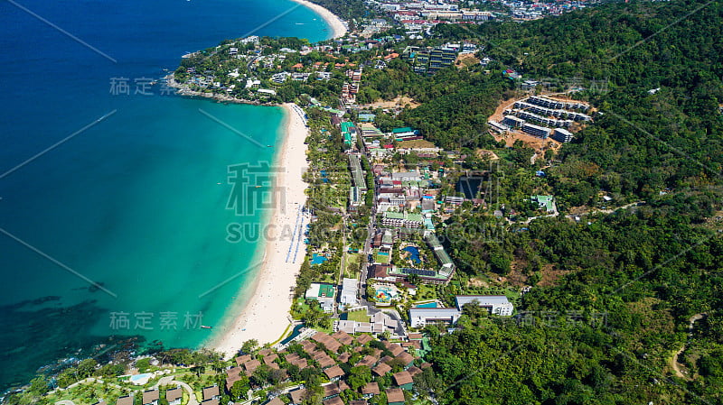 鸟瞰美丽的安达曼海和三个海湾的卡伦视角，普吉岛，泰国