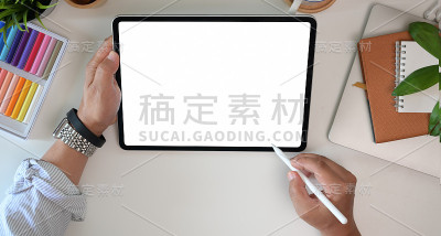 平面设计师用手写笔和写字板在办公室工作