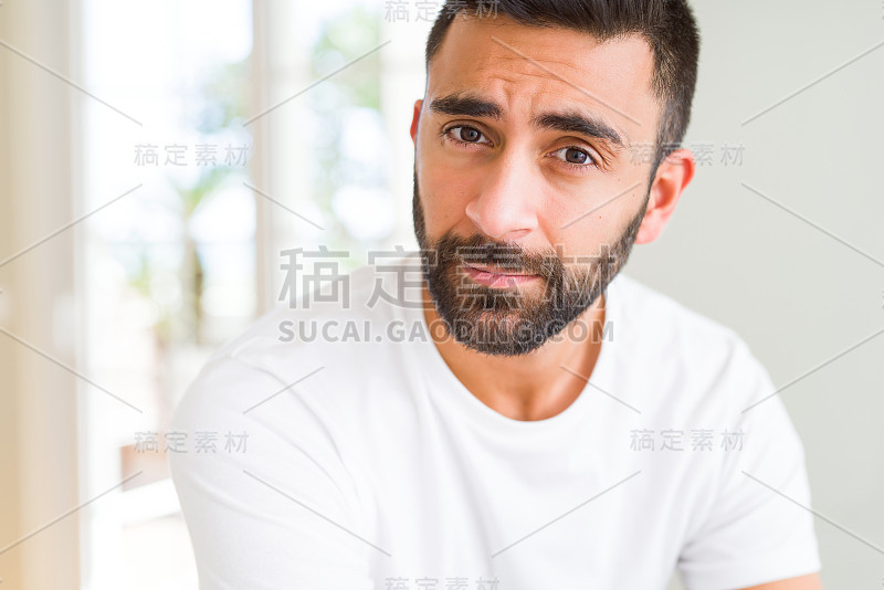 英俊的男人看起来很放松和自信