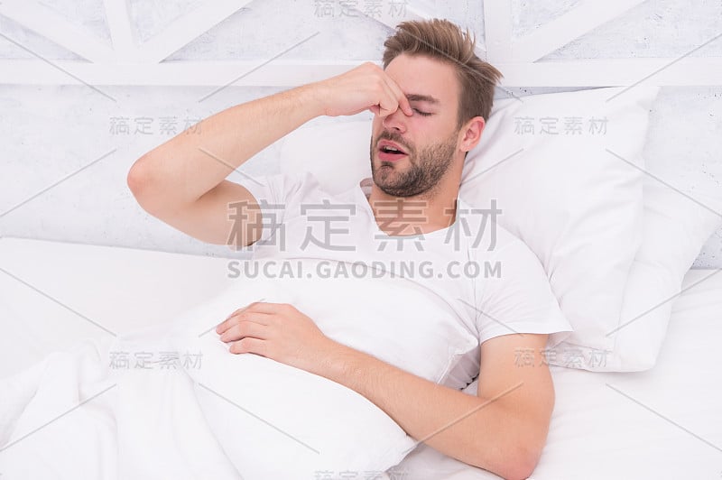 打鼾会增加头痛的风险。睡眠呼吸暂停的常见症状。清晨头痛的原因。偏头痛。睡眠问题会导致早上头疼。英俊的