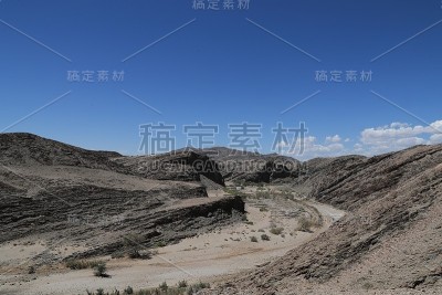 从温得和克到沃尔维斯湾的路上有很多山