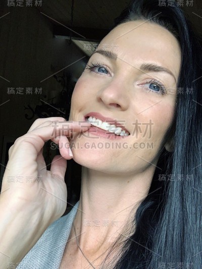 女人微笑着看着相机