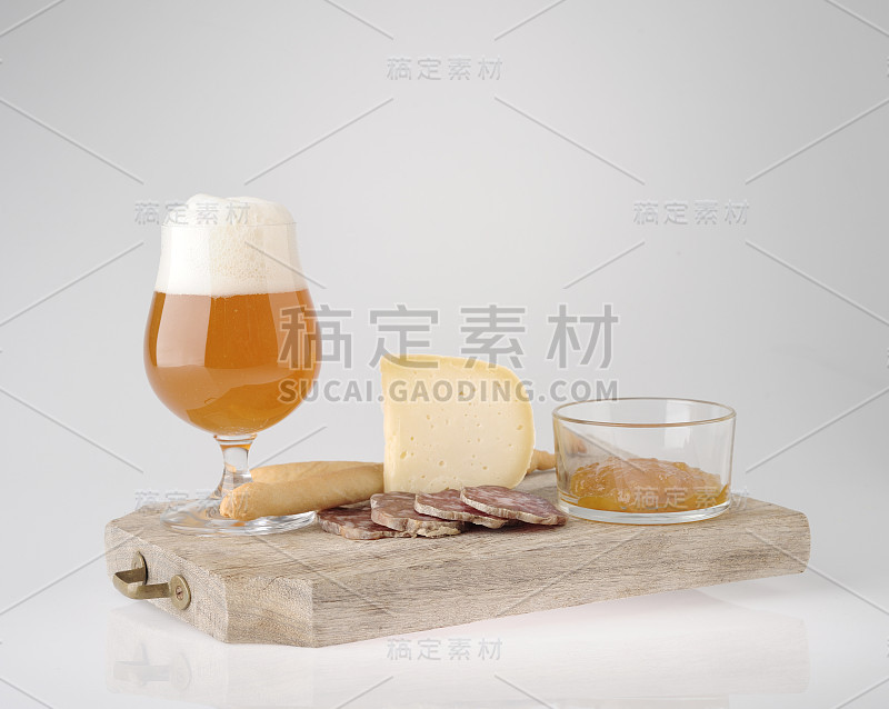 在酒吧吃早餐，喝啤酒