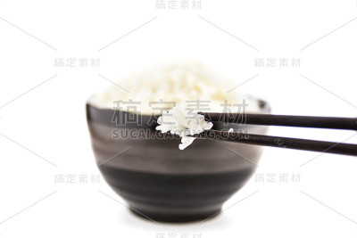 用筷子吃米饭。