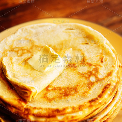 俄罗斯风格的覆盆子煎饼