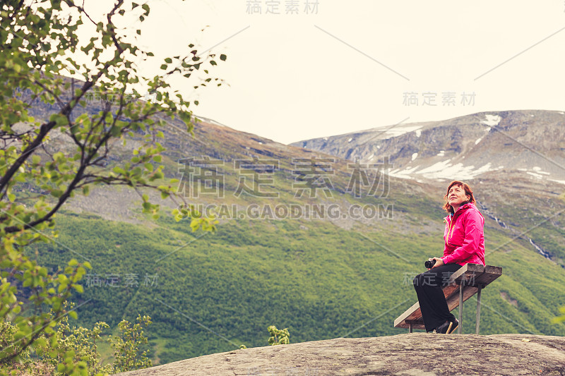 游客带着相机观看挪威山区的风景