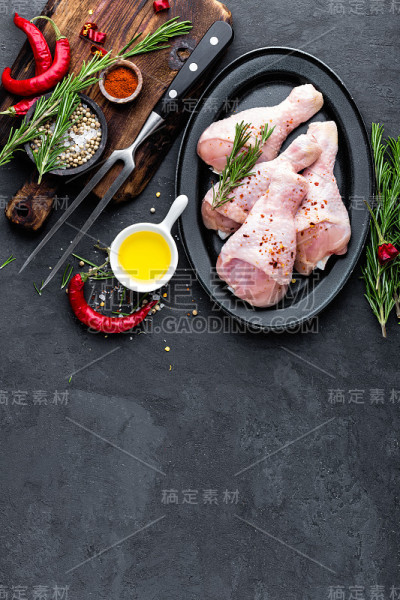 鸡腿，鸡腿和烹饪原料，生肉在黑色背景，俯视图