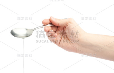 男手里拿着一把盛着油的勺子