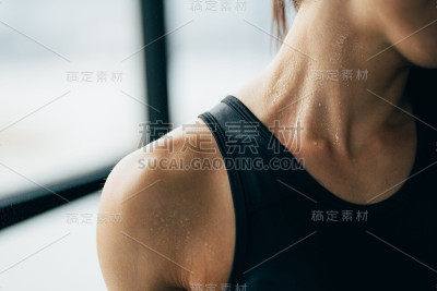 运动女性的肌肉发达的身体，特写