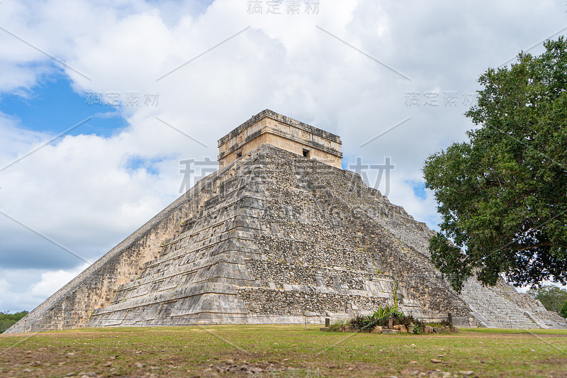 埃尔·卡斯蒂略金字塔(库库尔坎神庙)。一般视图。古代玛雅文明的建筑。奇琴伊察考古遗址。尤卡坦半岛。