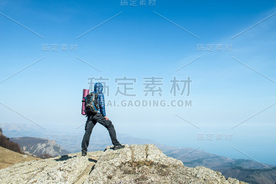在山顶上背着背包的旅行者
