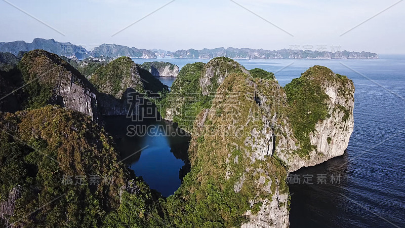 鸟瞰图浮动渔村和岩石岛，下龙湾，越南