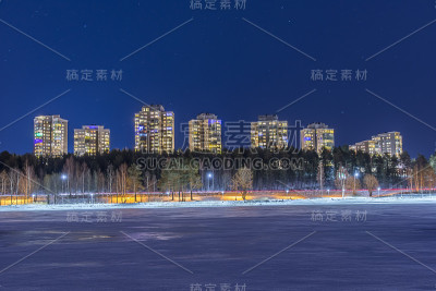 卢莱克罗南地区的高大住宅楼拍摄了一个星光灿烂的冬夜